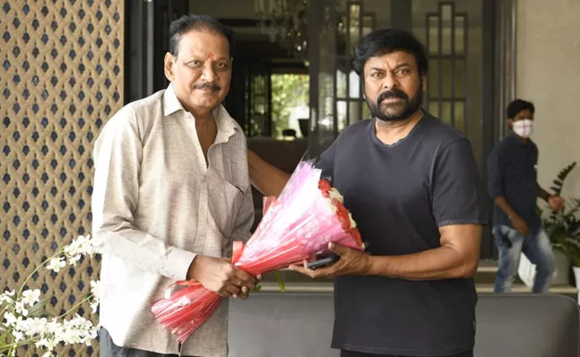 Senior Journalist Rammohan Naidu Meets Chiranjeevi - Sakshi