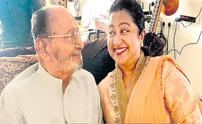 Actress Raadhika Sarathkumar meets legendary director K Viswanath - Sakshi