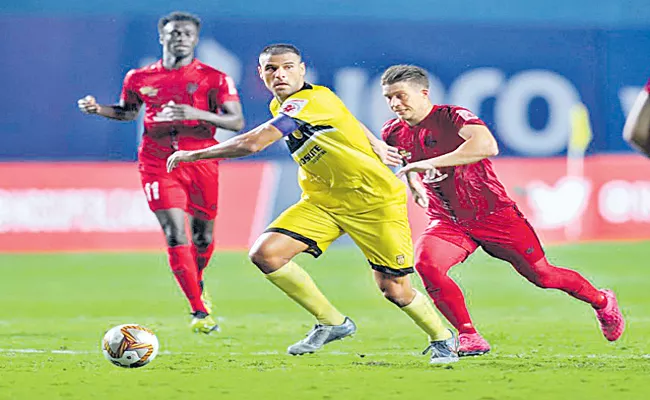 Hyderabad Foot ball Clud and NorthEast United share spoils in goalless - Sakshi