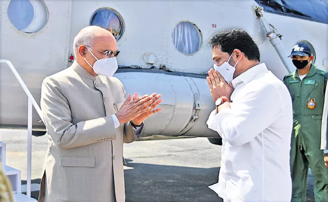 CM YS Jagan grand welcome to President Ramnath Kovind - Sakshi