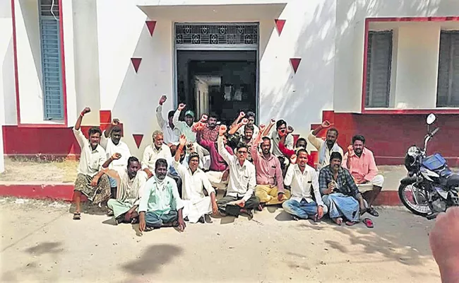 Protest of New Vellampalli villagers to cancel elections for their village - Sakshi