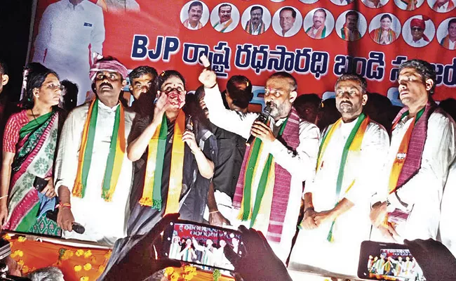 Bandi Sanjay Slams TRS Leaders In Gurrampode Suryapet - Sakshi