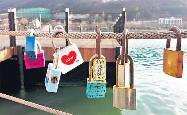 Love Locks Special Story For Travelling In Countries - Sakshi