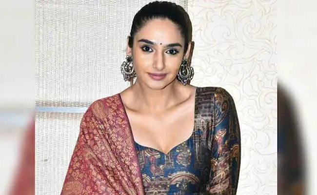 Drugs Case Accused Actress Ragini Dwivedi To Attend CCB Office - Sakshi