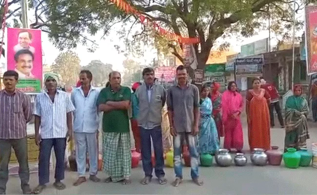 Women Protest In Kamareddy District For Drinking Water - Sakshi