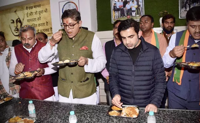 Guatam Gambhir Inagurates Jan Rasoi Second Canteen In Ashok nagar - Sakshi