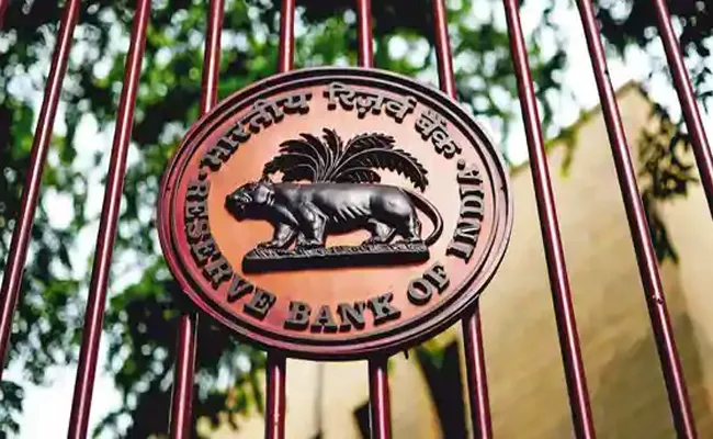  RBI  rise in complaints against NBFC and banks - Sakshi