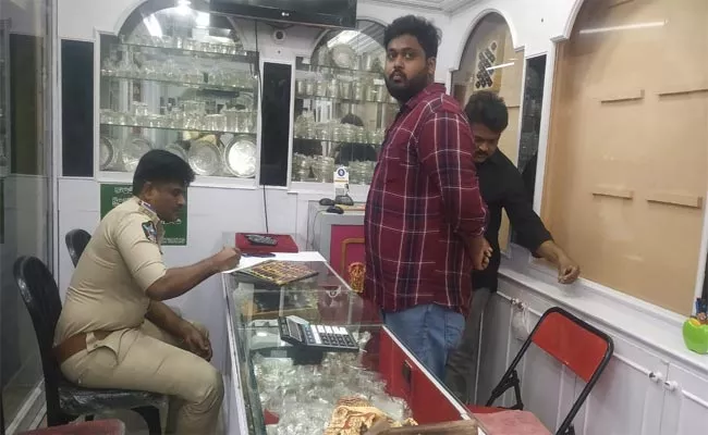 Rajole:Two Men On A Bike Try To Rob In Gold Shop With Gun - Sakshi