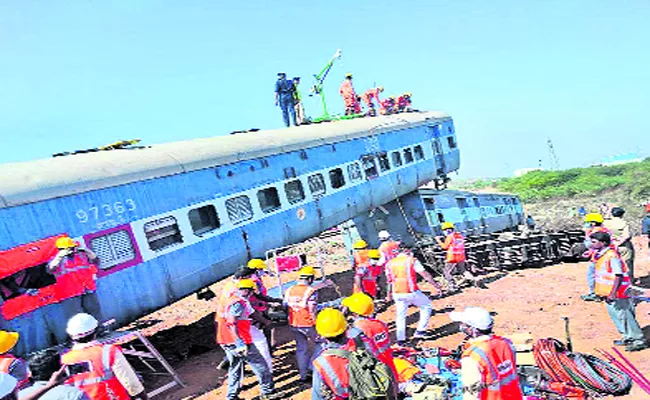 Heavy train accident in Anantapur district - Sakshi