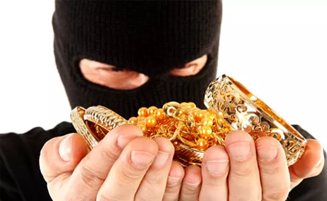 Police Arrests Gold Robbery Gang In Karimnagar - Sakshi