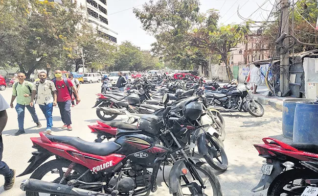 Restrictions :Traffic Police Removed Free Parking In Basheerbagh - Sakshi