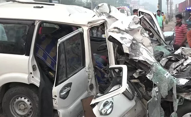  SUV Collides With Truck On Agra-Kanpur National Highway - Sakshi