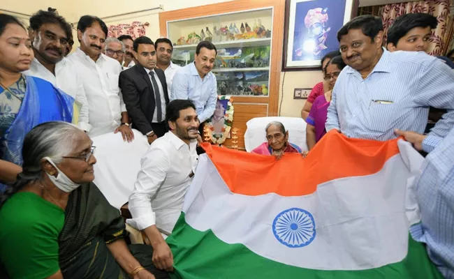 CM YS Jagan To Honored Pingali Venkayya Family Members - Sakshi