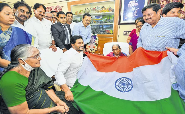 CM Jagan Honored Pingali Venkayya Family Members - Sakshi