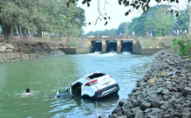 Three Deceased After Car Rams Into Canal In East Godavari District - Sakshi