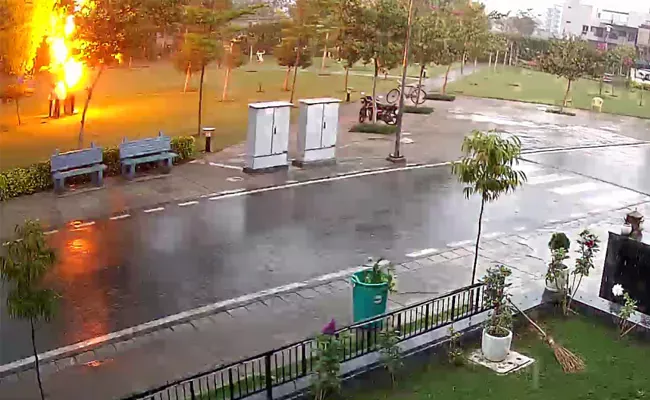 Lightning Strike In Gurgaon  1 Dead 3 Injured Caught On Camera - Sakshi