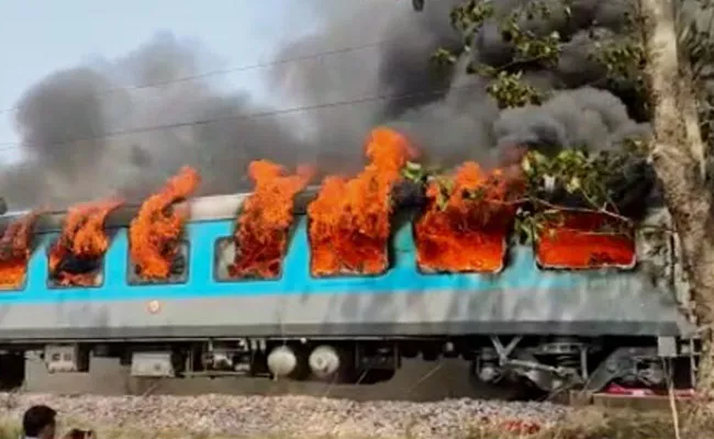 Fire Broke Out In Delhi Dehradun Shatabdi Express Today - Sakshi