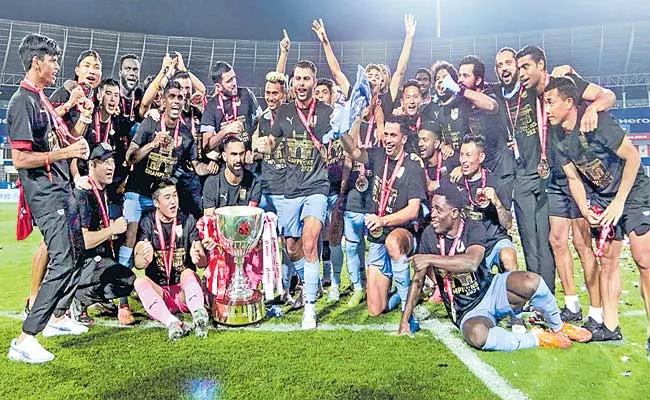 Mumbai City beat ATK Mohun Bagan 2-1 lift trophy - Sakshi