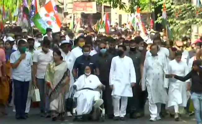 NEVER bow down to COWARDICE Mamata Banerjee Roadshow In Wheelchair - Sakshi