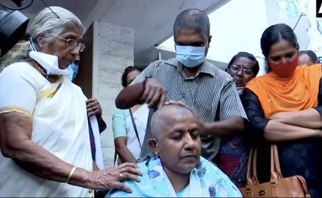 Kerala Congress Women Tonsure Her Head Over Ticket Denied Assembly Elections - Sakshi