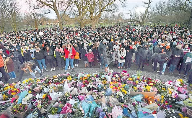 Police, Protesters Clash As Hundreds Gather For Slain Sarah Everard in UK - Sakshi