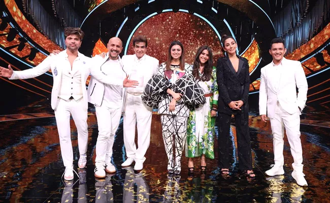 Actor Jeetendra With Daughter Ekta Kapoor On The Sets Of indian Idol - Sakshi