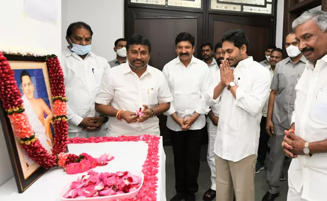 CM YS Jagan Mohan Reddy Pays Tribute to Potti Sreeramulu In Tadepalli - Sakshi