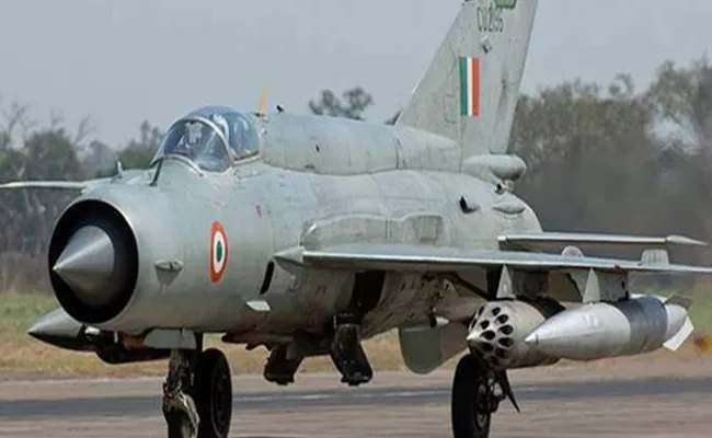 MiG-21 crash: IAF Group Captain dies in the accident - Sakshi