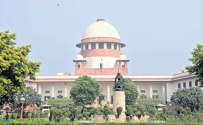 Supreme Court told Marathas socially and politically dominant - Sakshi