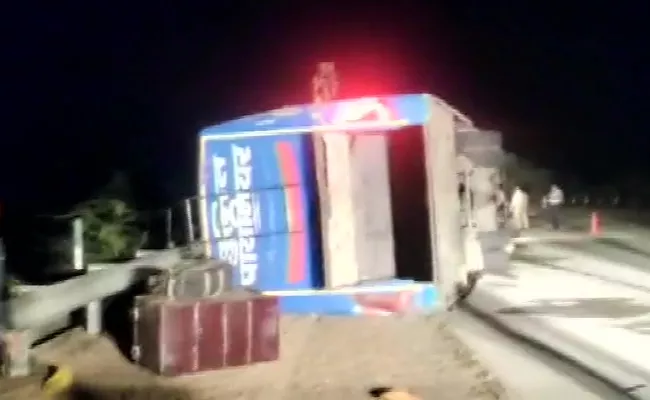 Bus Carrying Around 100 Passengers Overturns on Yamuna Expressway - Sakshi