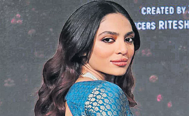 Sobhita Dhulipala Ready To Enter In Hollywood - Sakshi