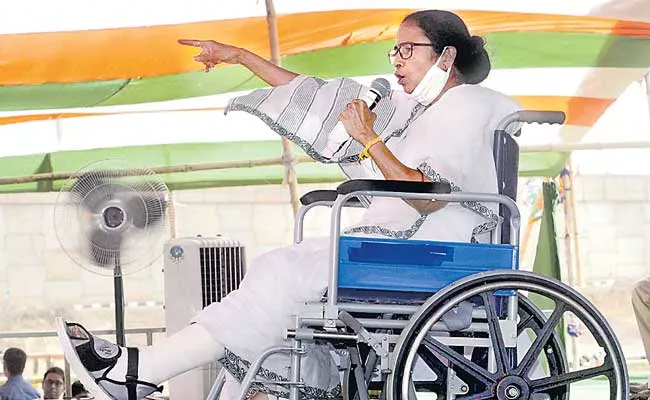 West Bengal CM Mamata Banerjee addresses a rally in Medinipur - Sakshi