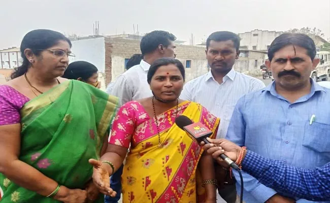 Bhainsa Riots: A Mother Protest Infront Of Adilabad Jail - Sakshi