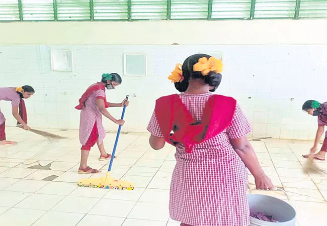 Students Clean Toilets In School In Siddipet - Sakshi