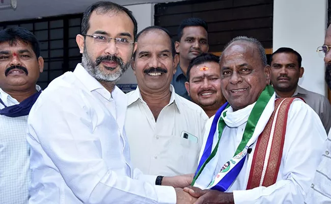 Former Mayor Bangi Ananthaiah Joined In YSRCP - Sakshi