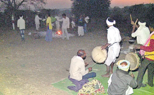 Traditional Adivasi Funeral Ritual Kept Alive in Kumuram Bheem Asifabad District - Sakshi