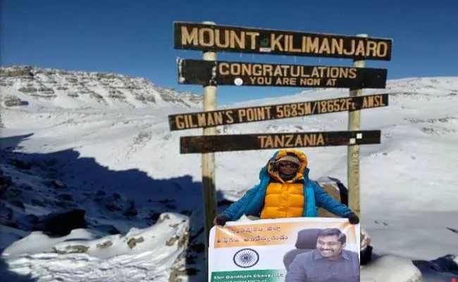 Nine Year Old Child Ritvika Climbed Kilimanjaro - Sakshi