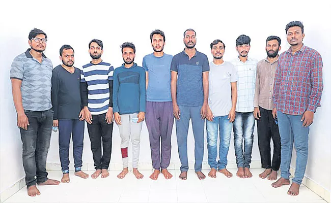 Cyberabad Police Held 10 Members Gang Who Cheats E Commerce Site In Hyderabad - Sakshi