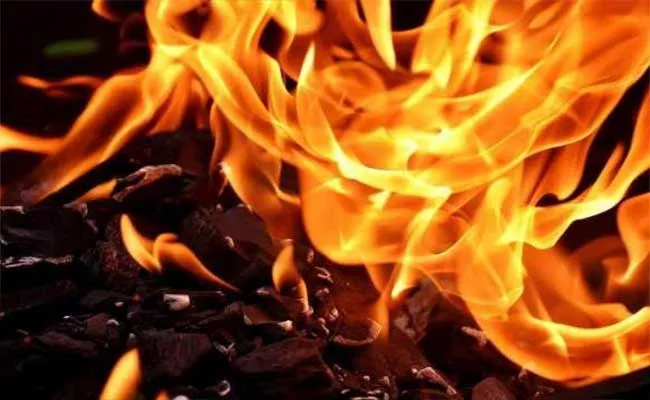 Woman Last Breath In Fire Accident While Making Food In Hyderabad - Sakshi