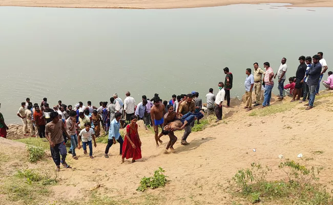 Bhadrachalam: Three People Down In Godavari River - Sakshi