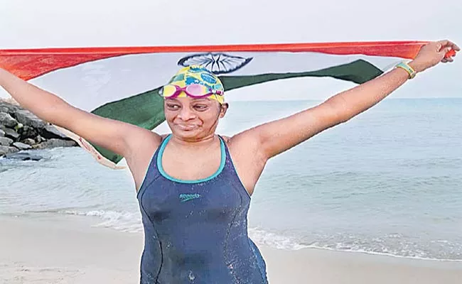 47 Year Old Syamala Goli Swims Across Palk Strait - Sakshi