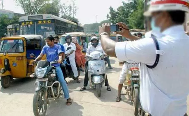 Lorry Driver Attack On Traffic Constable In Hyderabad - Sakshi