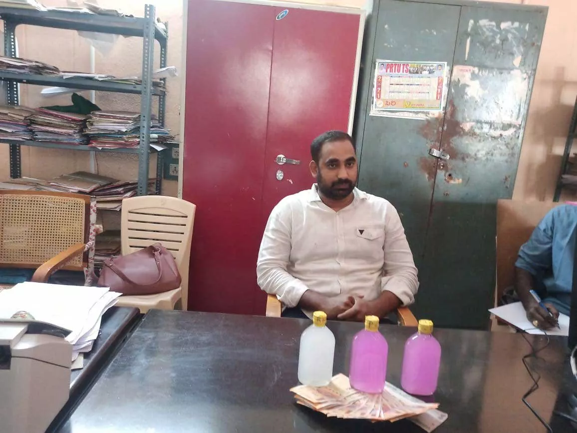 Acb Arrests Junior Assistant In Khammam District - Sakshi