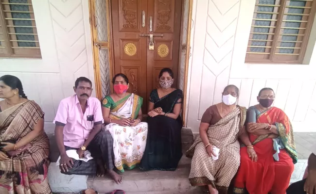 Woman Protest Infront Of Husband House In Kamareddy - Sakshi