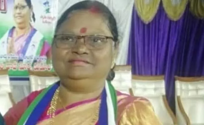 visakhapatnam 61 ward corporator dadi surya kumari passed Away - Sakshi