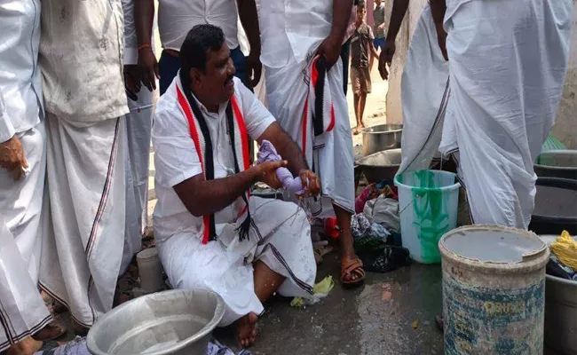 Tamil Nadu polls: AIADMK candidate washed cloths to manifesto assurance - Sakshi