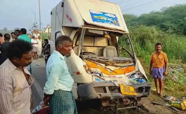 Road Accident In Nellore 3 Labours Died One Is In Critical Condition - Sakshi