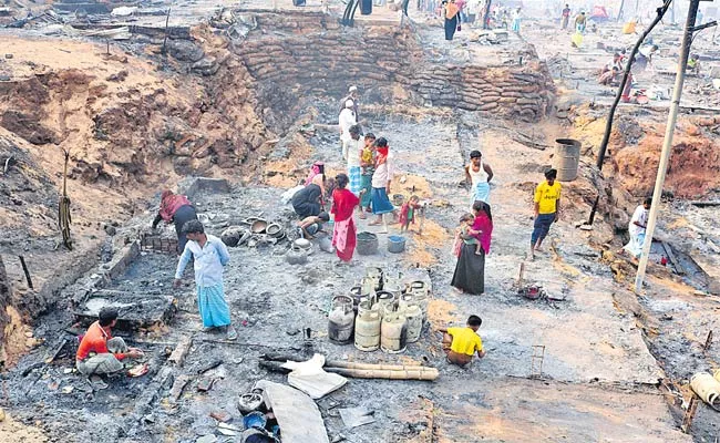 15 Dead, 400 Missing In Rohingya Camp Fire In Bangladesh: UN - Sakshi