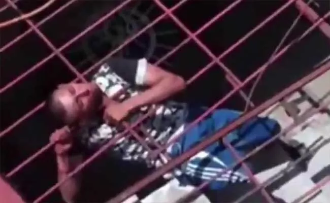 Viral: Thief Slipped And Got Stucked In The Middle Of Railing In Mexico - Sakshi