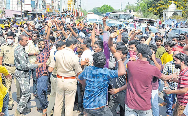 Tension Situation In Kakatiya University On Hostels Closed - Sakshi